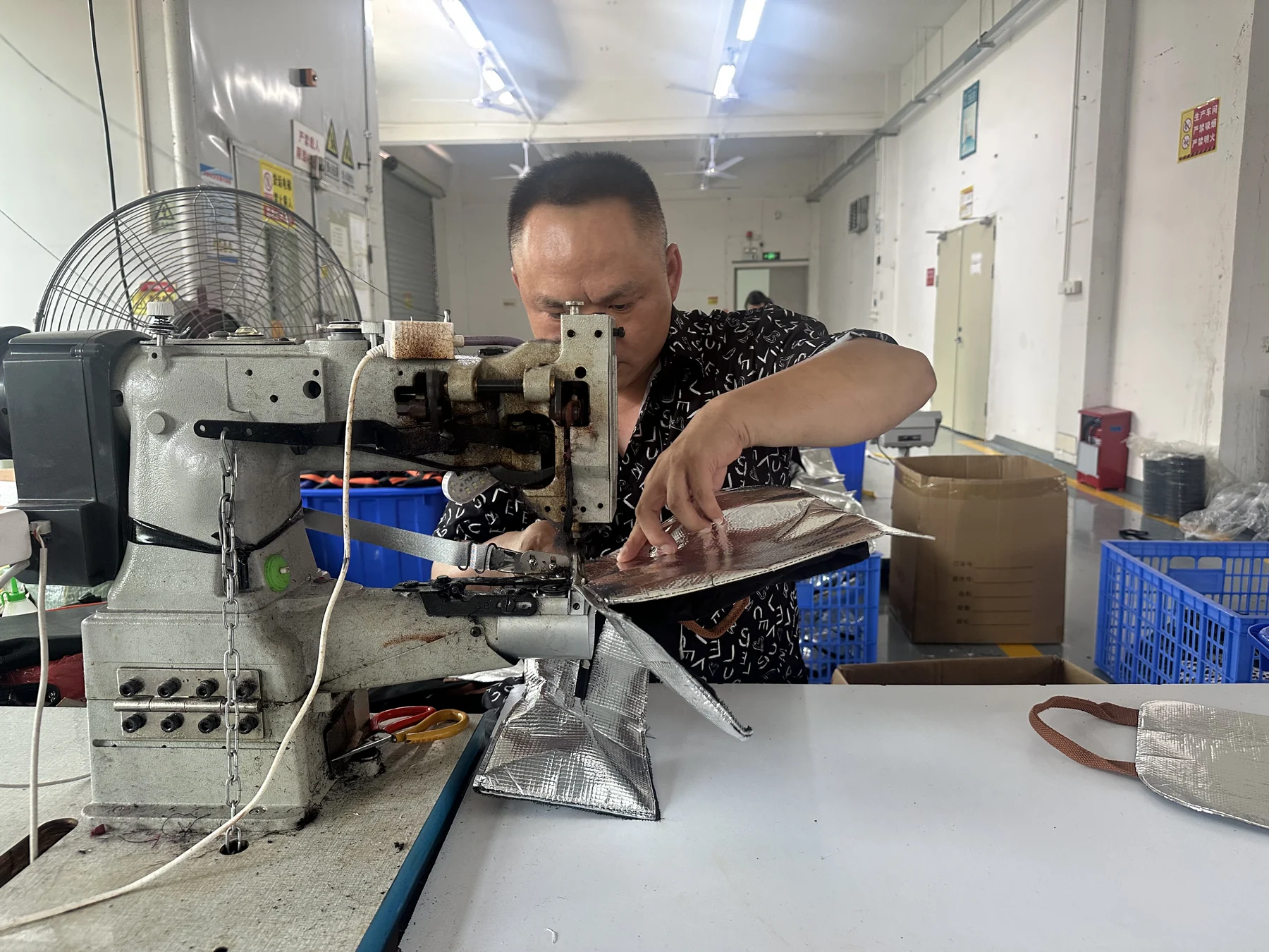 Structured custom bag sewing process Hongzhao operator sewing a structured branded bag component