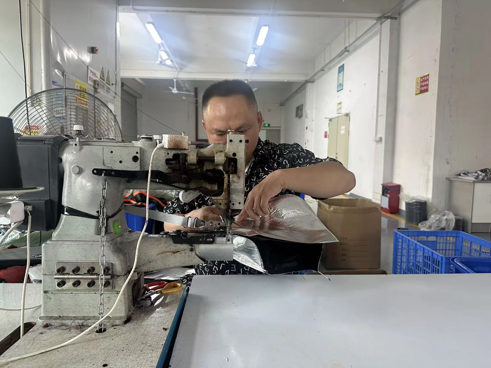 Specialized sewing and seam control at Hongzhao Hongzhao specialized sewing equipment used to control structured bag construction
