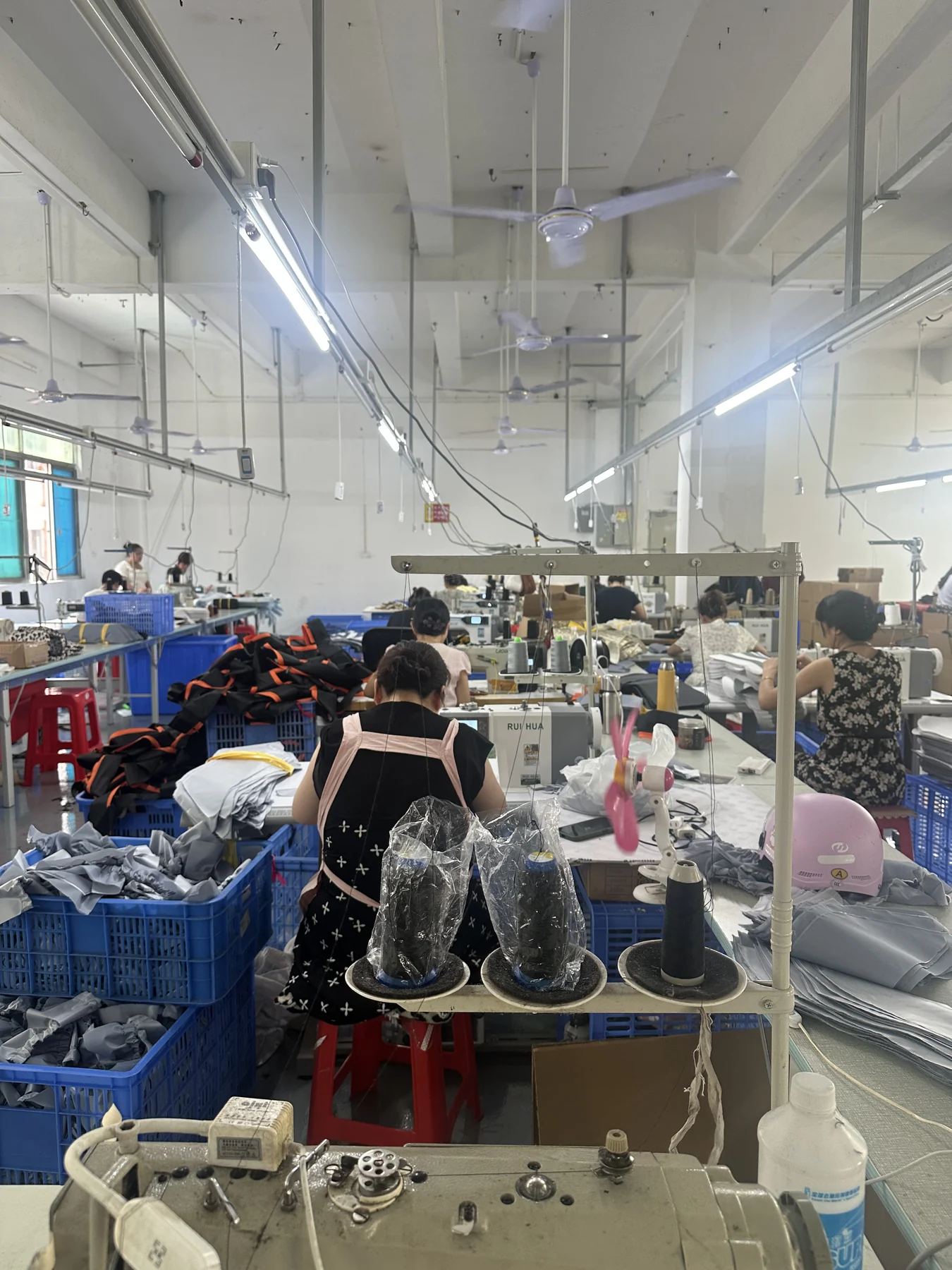 Wide view of the Hongzhao custom bag sewing production workshop