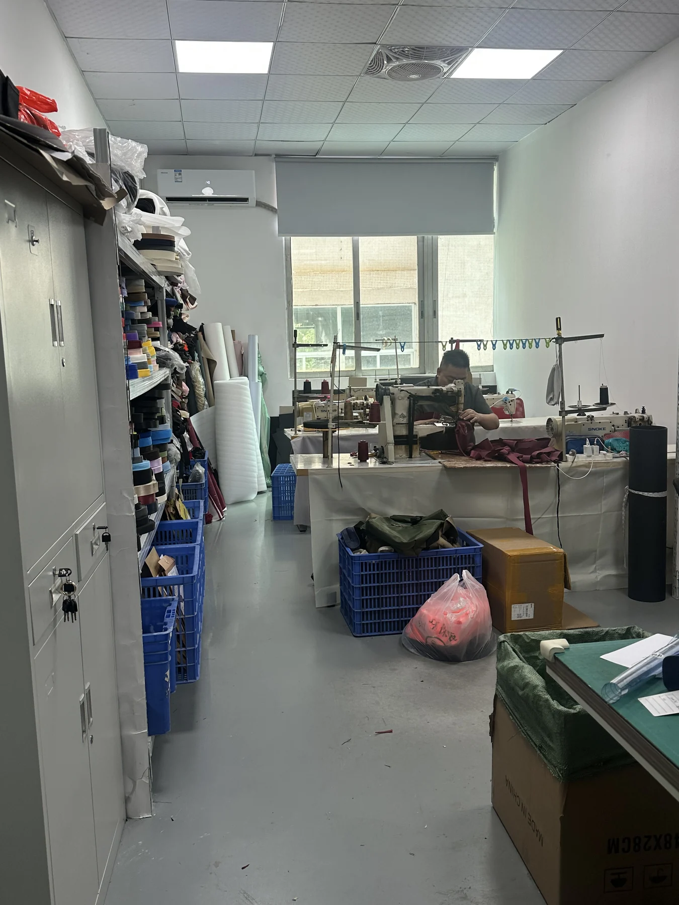 Hongzhao custom bag sample room Hongzhao custom bag sample room with development workstations