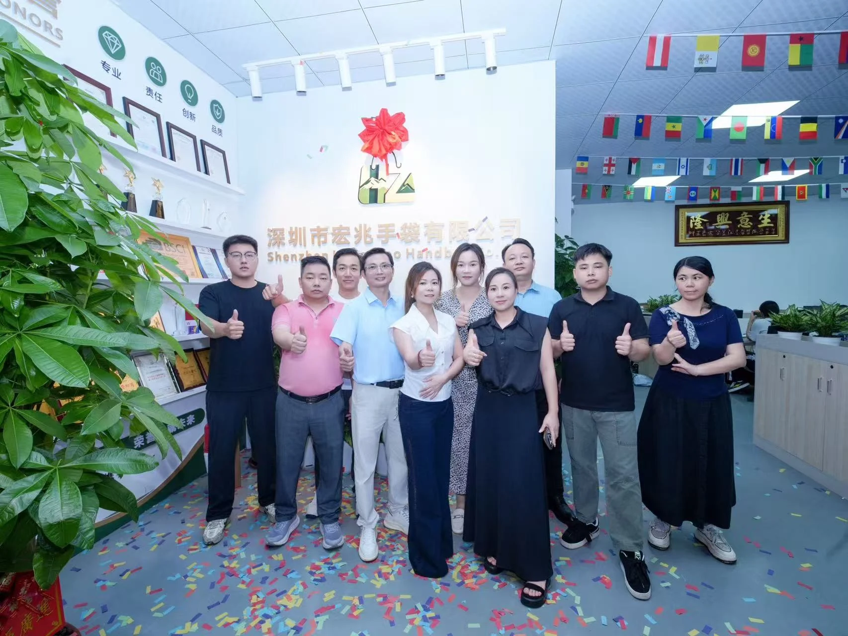 Real Shenzhen Hongzhao Handbag team photographed at the company office